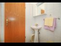 Appartamenti Tea - parking and grill, 100 m from sea A1(2+1), SA2(2), SA3(2), A4(4+2) Rogoznica - Riviera Sibenik  - Studio appartamento - SA3(2): il bagno con la toilette