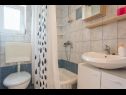 Appartamenti Marija  - 40 m from beach: A1-Plavi (2+1), A2-Crveni (2+1) Rogoznica - Riviera Sibenik  - Appartamento - A2-Crveni (2+1): il bagno con la toilette