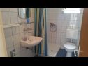 Appartamenti Mat - 100 m from sea: A1 Plavi(2+2), A2 Zeleni(4), A3 Bijeli(2+1), SA4 Crveni(2) Srima - Riviera Sibenik  - Appartamento - A3 Bijeli(2+1): il bagno con la toilette