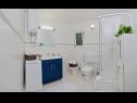 Appartamenti Roko - seaside apartments: A1- Roko (4), A2 - Roza (4) Zatoglav - Riviera Sibenik  - Appartamento - A2 - Roza (4): il bagno con la toilette