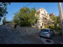 Appartamenti Petra - 50 m from pebble beach: A2-donji (4), A1-gornji (2+2) Necujam - Isola di Solta  - il parcheggio