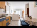 Appartamenti Petra - 50 m from pebble beach: A2-donji (4), A1-gornji (2+2) Necujam - Isola di Solta  - Appartamento - A2-donji (4): la cucina con la sala da pranzo