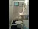 Appartamenti Vlatko - 100 m from sea: A2(4) Stomorska - Isola di Solta  - Appartamento - A2(4): il bagno con la toilette