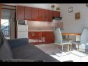 Appartamenti Daira - great location A1(2), A2(2), A3(4) Stomorska - Isola di Solta  - Appartamento - A2(2): la cucina con la sala da pranzo