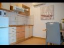 Appartamenti Daira - great location A1(2), A2(2), A3(4) Stomorska - Isola di Solta  - Appartamento - A3(4): la cucina con la sala da pranzo