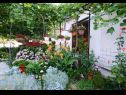 Appartamenti Milica - parking and garden: A1(6), SA2 gornji(2), SA3 donji(2), A4(2+1) Kastel Luksic - Riviera Split  - il giardino