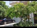 Appartamenti Milica - parking and garden: A1(6), SA2 gornji(2), SA3 donji(2), A4(2+1) Kastel Luksic - Riviera Split  - il parcheggio