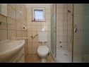 Appartamenti Milica - parking and garden: A1(6), SA2 gornji(2), SA3 donji(2), A4(2+1) Kastel Luksic - Riviera Split  - Studio appartamento - SA3 donji(2): il bagno con la toilette