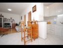 Appartamenti Ezgety - 330m from the beach: A1(6) Kastel Stafilic - Riviera Split  - Appartamento - A1(6): la cucina con la sala da pranzo