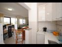 Appartamenti Ezgety - 330m from the beach: A1(6) Kastel Stafilic - Riviera Split  - Appartamento - A1(6): la cucina con la sala da pranzo