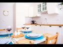 Appartamenti Ines - cosy with free parking: A1(4) Kastel Stari - Riviera Split  - Appartamento - A1(4): la cucina con la sala da pranzo