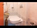 Casa vacanza Peace - rustic and dalmatian stone: H(7+3) Kastel Sucurac - Riviera Split  - Croazia - H(7+3): il bagno con la toilette