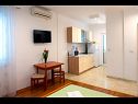 Appartamenti Robi - 50m from beach SA2(2+1), SA4(2+1), R1(2), R3(2) Podstrana - Riviera Split  - Studio appartamento - SA4(2+1): la cucina con la sala da pranzo