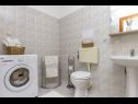 Appartamenti Jurica - 300 m from sea: A1 Lea(2+1), A2 Roko(2+1) Split - Riviera Split  - il bagno con la toilette