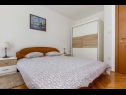 Appartamenti Jurica - 300 m from sea: A1 Lea(2+1), A2 Roko(2+1) Split - Riviera Split  - la camera da letto