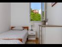 Appartamenti Jurica - 300 m from sea: A1 Lea(2+1), A2 Roko(2+1) Split - Riviera Split  - la camera da letto