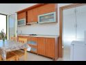 Appartamenti Ljuba - 200m from beach: A1-Istočni (2+2) , A2-Zapadni (2+2) Baia Ljubljeva (Vinisce) - Riviera Trogir  - Appartamento - A1-Istočni (2+2) : la cucina con la sala da pranzo