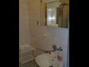 Appartamenti Pero - 70m from the sea: A1(6), A2(2) Marina - Riviera Trogir  - Appartamento - A2(2): il bagno con la toilette