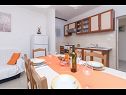 Appartamenti Vin - 40 m from sea: A1 (4+1), A2 (2+2), A3 (2+2) Seget Donji - Riviera Trogir  - Appartamento - A1 (4+1): la cucina con la sala da pranzo