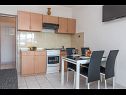 Appartamenti Vin - 40 m from sea: A1 (4+1), A2 (2+2), A3 (2+2) Seget Donji - Riviera Trogir  - Appartamento - A2 (2+2): la cucina con la sala da pranzo