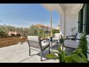 Appartamenti Kati - garden: A1(4), A2(2+1) Seget Donji - Riviera Trogir  - il cortile