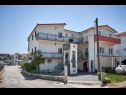 Appartamenti Mare - 30 m from pebble beach: SA1(2), SA2(2), A3(4), A4(4), A5(8) Seget Vranjica - Riviera Trogir  - la casa