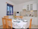 Appartamenti Žar - free parking A1(4+1), A2(2+2), A3(2+2), A4(4+1) Seget Vranjica - Riviera Trogir  - Appartamento - A1(4+1): la cucina con la sala da pranzo