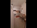 Appartamenti Žeki - 20 m from the sea: A1(3), SA2 (2) Seget Vranjica - Riviera Trogir  - Appartamento - A1(3): la cucina con la sala da pranzo