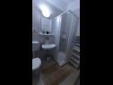 Appartamenti Žeki - 20 m from the sea: A1(3), SA2 (2) Seget Vranjica - Riviera Trogir  - Appartamento - A1(3): il bagno con la toilette