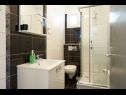 Appartamenti Mare - 30 m from pebble beach: SA1(2), SA2(2), A3(4), A4(4), A5(8) Seget Vranjica - Riviera Trogir  - Appartamento - A5(8): il bagno con la toilette