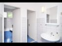 Appartamenti Snježa - 20 m from the sea : A1(9), A2(6+2) Seget Vranjica - Riviera Trogir  - Appartamento - A1(9): il bagno con la toilette