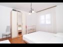 Appartamenti Snježa - 20 m from the sea : A1(9), A2(6+2) Seget Vranjica - Riviera Trogir  - Appartamento - A2(6+2): la camera da letto