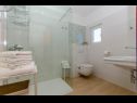 Appartamenti Bosiljka - by the sea: A1(5), A2(5), SA3(2) Sevid - Riviera Trogir  - Appartamento - A1(5): il bagno con la toilette