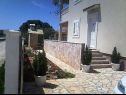 Appartamenti Mer - 10m to the beach: A1(4+2) Sevid - Riviera Trogir  - il cortile