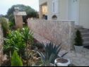 Appartamenti Mer - 10m to the beach: A1(4+2) Sevid - Riviera Trogir  - il cortile