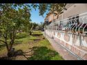 Appartamenti Tomi - with large terrace (60m2): A1(4) Trogir - Riviera Trogir  - il giardino (casa e dintorni)