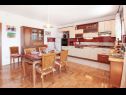 Appartamenti Tomi - with large terrace (60m2): A1(4) Trogir - Riviera Trogir  - Appartamento - A1(4): la cucina con la sala da pranzo