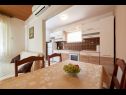 Appartamenti e camere Ivo - with garden: A1(2+2), R1(2+1), R2(2) Trogir - Riviera Trogir  - Appartamento - A1(2+2): la cucina con la sala da pranzo