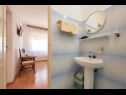 Appartamenti e camere Ivo - with garden: A1(2+2), R1(2+1), R2(2) Trogir - Riviera Trogir  - Camera - R2(2): il bagno con la toilette