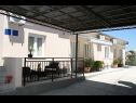 Appartamenti e camere Magda - free parking SA5(2), R1(2) Trogir - Riviera Trogir  - il cortile (casa e dintorni)