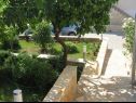 Appartamenti Davorka - 50m from the sea A1(2+2), A2(2+2) Trogir - Riviera Trogir  - il giardino