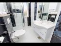 Appartamenti Iva - 150m from the beach: A1(4), A3(3), SA2(2) Trogir - Riviera Trogir  - Studio appartamento - SA2(2): il bagno con la toilette