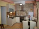 Appartamenti e camere Jare - in old town R1 zelena(2), A2 gornji (2+2) Trogir - Riviera Trogir  - la cucina con la sala da pranzo