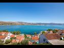 Appartamenti Petar - great location close to the sea: A1 Donji (4+2), A2 Gornji (4+2) Trogir - Riviera Trogir  - lo sguardo (casa e dintorni)