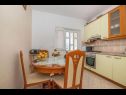 Appartamenti Mari - barbecue: A1Lile (4), A2Lile (2+2) Vinisce - Riviera Trogir  - Appartamento - A1Lile (4): la cucina con la sala da pranzo