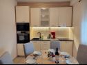 Appartamenti Slaven - 50 m from beach: A1(4+2), A2(2+1), A3(4+1) Vinisce - Riviera Trogir  - Appartamento - A1(4+2): la cucina con la sala da pranzo