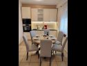 Appartamenti Slaven - 50 m from beach: A1(4+2), A2(2+1), A3(4+1) Vinisce - Riviera Trogir  - Appartamento - A1(4+2): la cucina con la sala da pranzo