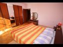 Appartamenti Marin - comfortable apartment near sea: A1(5+2) Vinisce - Riviera Trogir  - Appartamento - A1(5+2): la camera da letto