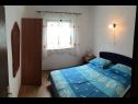 Appartamenti Maja - 80 m from pebble beach: A1(4+1) prizemlje, A4(4) kat, SA1 Istok(2), SA2 Zapad(2) Vinisce - Riviera Trogir  - Appartamento - A1(4+1) prizemlje: la camera da letto