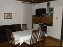 Appartamenti Ljubi - 20 m from beach: A1(4+1), A2 Crveni(2+2), A3 Zeleni(2+2) Vinisce - Riviera Trogir  - Appartamento - A1(4+1): la cucina con la sala da pranzo